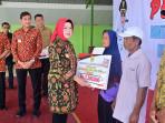 Bupati-Sukoharjo-Etik-Suryani-menyerahkan-BLT-ke-tani-tembakau.jpg