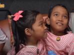 Capture-YouTube-Irfan-Hakim-saat-mengundang-kembar-siam-Dewi-dan-Putri-3.jpg
