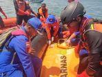 Evakuasi-korban-yang-tenggelam-di-perairan-selatan-Banyuwangi.jpg