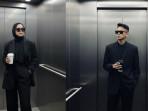 Gemini-AI-foto-di-dalam-lift-sambil-pegang-minuman.jpg