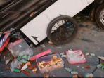 Gerobak-kue-ditabrak-mobil-di-Makassar-dagangan-kocar-kacir-penjual-pilu.jpg