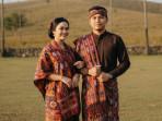 Hasil-Prompt-Foto-AI-Baju-Adat-NTT-pasangan-pria-dan-wanita.jpg