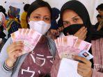 ILUSTRASI-menerima-Bantuan-Langsung-Tunai-BLT-aada.jpg