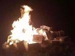 Ilustrasi-Warga-di-Bima-bakar-kotak-surat-suara.jpg