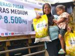 KPM-menunjukan-beras-Bansos-10-kg.jpg