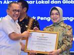 Laksana-Tri-Handoko-kepada-Bupati-Sukoharjo-Etik-Suryani.jpg