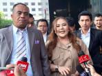 Lisa-Mariana-didampingi-kuasa-hukumnya-di-gedung-Komisi-Pemberantasan-Korupsi-KPK.jpg