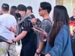 Momen-DJ-Bravy-melewati-DJ-Panda-di-sebuah-bandara.jpg