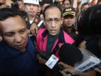 Nadiem-Makarim-mengenakan-rompi-tahanan-saat-keluar-dari-Gedung-Kejaksaan-Agung.jpg