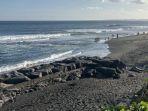 Pantai-Purnama-memiliki-keunikan-pasir-hitam-yang-berkilauan.jpg