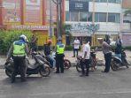 Pemeriksaan-pajak-kendaraan-bermotor-di-Bundaran-Mega-M-Karawang.jpg