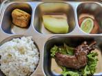 Penampakan-1-porsi-menu-MBG-berisi-nasi-ayam-kecap-tahu-goreng-sepotong-melon.jpg