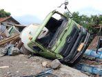 Penampakan-tronton-bermuatan-semen-yang-menghantam-empat-m.jpg