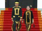 Presiden-Jokowi-mengenakan-Kustin-pakaian-adat-dari-Provinsi-Kalimantan-Timur-1.jpg
