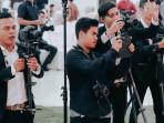 Raju-bersama-tim-photografer-saat-melakukan-sesi-pemotretan.jpg