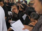 Raut-wajah-sedih-istri-Zetro-Leonardo-Purba-Priskila-Serapinta-saat-proses-pemakaman-berlangsung.jpg