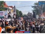 Ribuan-massa-sudah-memadati-Alun-alun-Kabupaten-Pati-Jawa-Tengah-untu.jpg