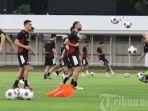 Sejumlah-pesepak-bola-Timnas-Indonesia-melakukan-sesi-latihan-di-Stadion-Madya.jpg
