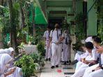 Sejumlah-siswa-SMA-Negeri-35-Jakarta-bercengkerama-dengan-teman.jpg