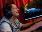 Seorang-nenek-masih-aktif-main-game-online-meski-sudah-berusia-81-tahun.jpg
