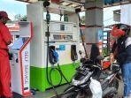 Seorang-pengendara-motor-mengisi-BBM-secara-mandiri-di-SPBU-Pertamina.jpg