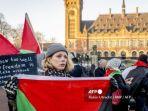 Seorang-pengunjuk-rasa-memegang-bendera-Palestina-saat-melakukan-demonstras.jpg