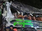 Sepatu-yang-menggantung-di-sisi-bus-saat-bus-dievakuasi.jpg