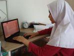 Siswa-mengerjakan-tugas-di-laptop.jpg