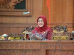Sri-Mulyani-saat-menyampaikan-jawaban-di-Rapat-Rancangan-APBD-2024.jpg