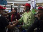 Tim-hukum-Afrika-Selatan-yang-tiba-di-bandara-Johannesburg.jpg