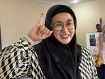 Wakil-Bupati-Tangerang-Intan-Nurul-Hikmah-usai-melakukan-pencoblosan.jpg