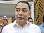 Wali-Kota-Surabaya-Eri-Cahyadi-saat-memberikan-penjelasan-kepada-jurnalis.jpg