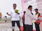 Wamentan-RI-Sudaryono-kanan-bersama-jajaran-Kementrian-Pertanian-RI-kiri-di-Klaten.jpg