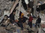 Warga-Palestina-memandangi-puing-puing-permukiman-yang-hancur-di-Rafah-selatan-Jalur-Gaza.jpg