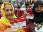 Warga-penerima-bantuan-menerima-pembagian-Kartu-Keluarga-Sejahtera-dari-Bank-BNI.jpg