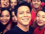 ariel-noah-berfoto-bersama-para-penggemar.jpg