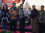 bupati-klaten-sri-mulyani-saat-menonton-pertunjukan-wayang.jpg