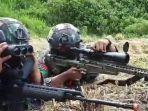 dua-prajurit-tni-ini-menyaksikan-keberadaan-kkb.jpg
