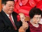duc-vuong-bersama-istrinya-phung-anh.jpg