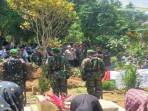 emakaman-Serda-Rahman-Setiawan-anggota-TNI-Koramil-Kejajar.jpg
