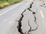 gempa-jalan-retak.jpg