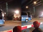 ilustrasi-pria-syok-melihat-bus-tni-al-nekat-terobos-palang-perlintasan-kereta-apis.jpg