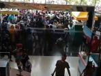 ilustrasi-warga-menyerbu-mall-di-tengah-pandemi-virus-corona.jpg