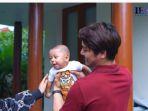 lesti-kejora-dan-rizky-billa-yang-sedang-menggendong-baby-l.jpg