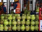 pekerja-menata-tabung-gas-untuk-pengisian-tabung-gas-lpg-berukuran-3-kg.jpg