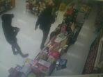 pelaku-perampok-minimarket-di-majalengkat-terekam-kamera-pengawas-sabtu-1132023.jpg