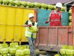 petugas-saat-melakukan-bongkar-muat-tabung-gas-elpiji-3-kg.jpg