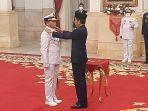 presiden-joko-widodo-menyematkan-tanda-pangkat-kepada-laksamana-muhammad-ali.jpg