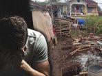 pria-pilu-lihat-kondisi-rumahnya-yang-rata-dengan-tanah-lantaran-tidak-sanggup-membayar-utang.jpg