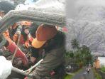 proses-evakuasi-pasutri-penambang-pasir-korban-erupsi-gunung-semeru.jpg